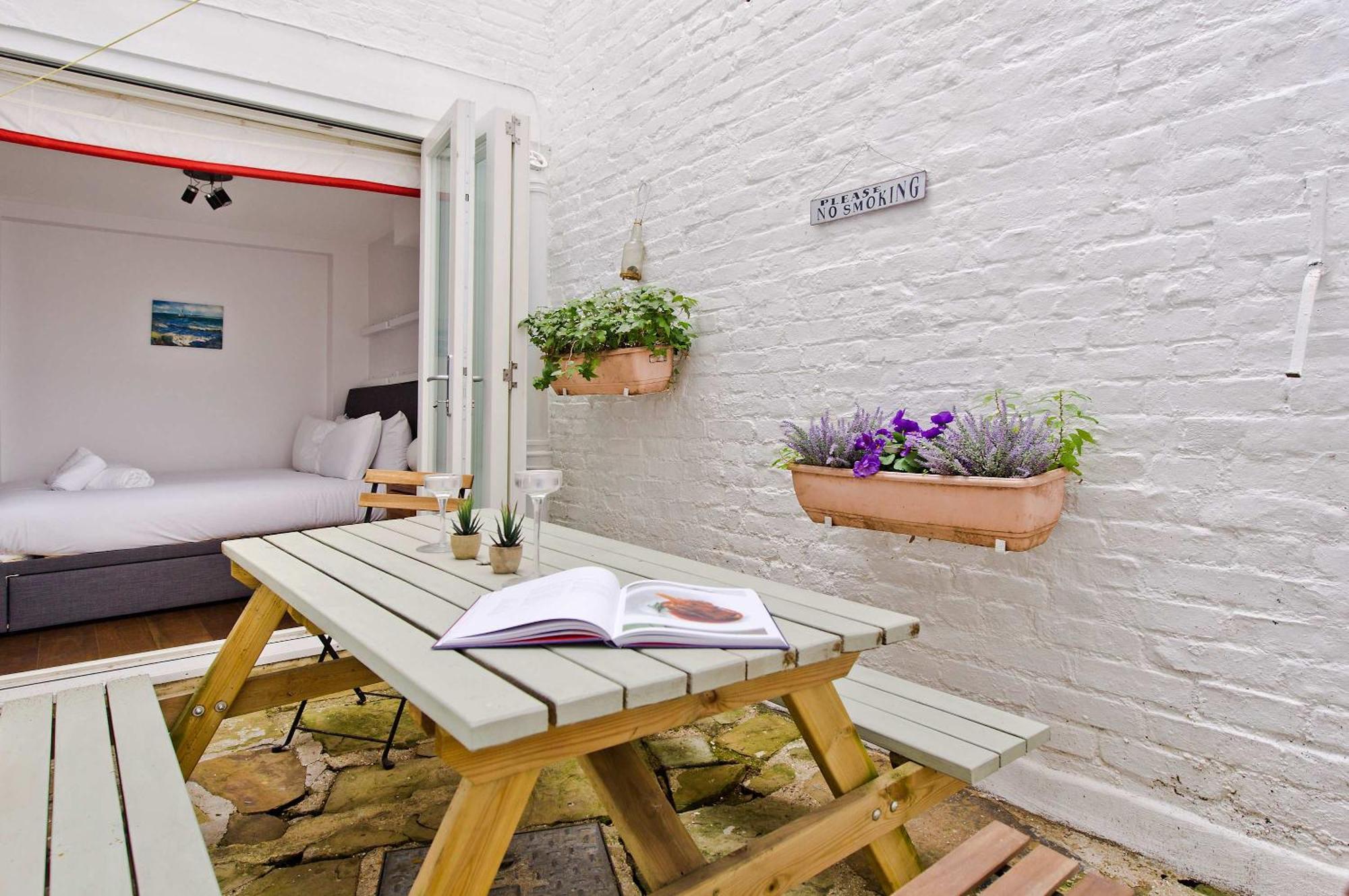 Charming 2-bed Near Buckingham Palace London